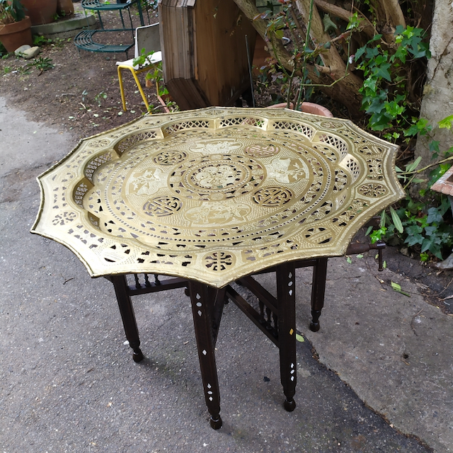 mobilier ethnique guéridon plateau en cuivre Extrême-Orient