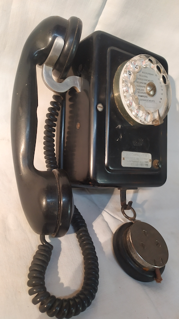 2021-03-23 16.20.39 telephone mural ancien