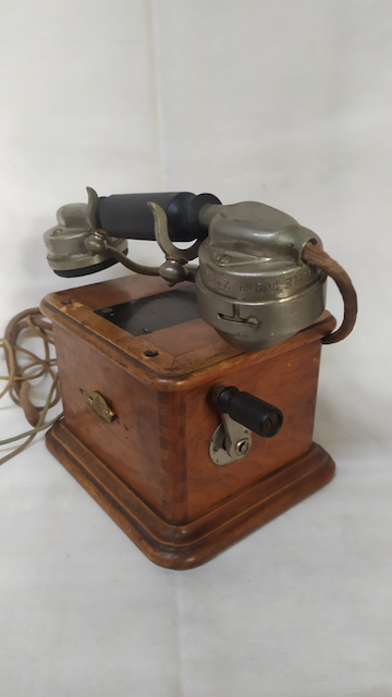2021-03-23 16.21.55 telephone ancien