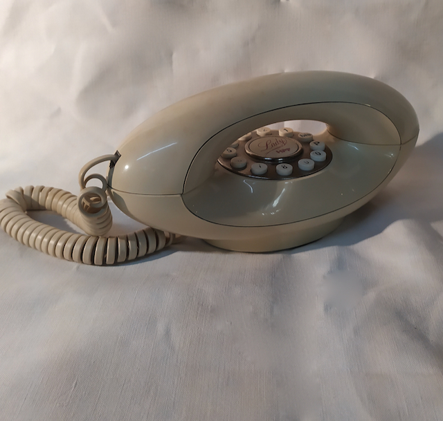2021-03-25 15.43.56 telephone ancien