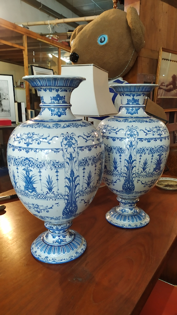 faiencerie de gien paire de vases a la berain