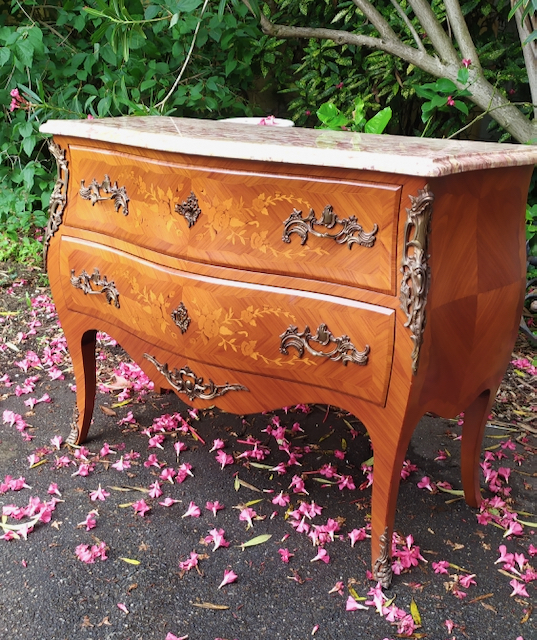 commode marquetee commode style louis XV