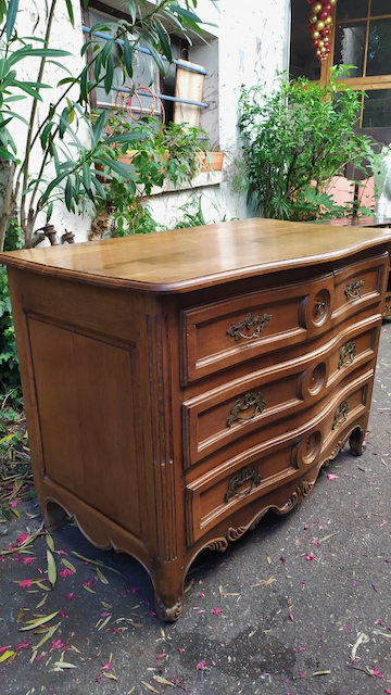commode ancienne Commode regionale Louis XV