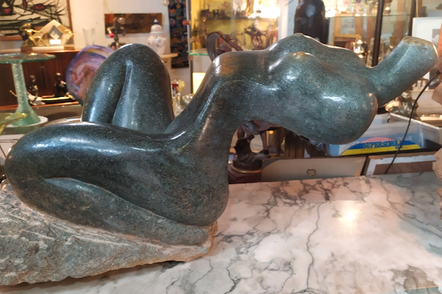 statue en granit sculpture moderniste en granit