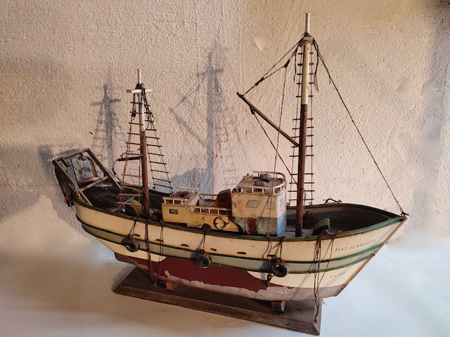 objet de marine maquette bateau chalutier